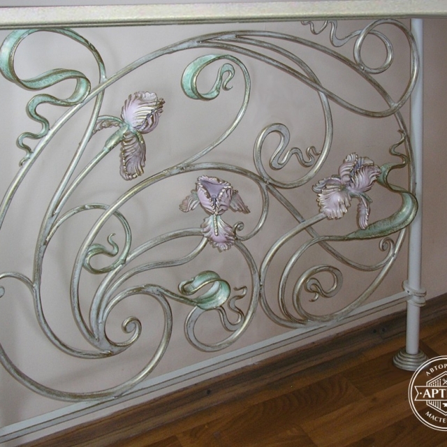 Кована огорожа з ірисами