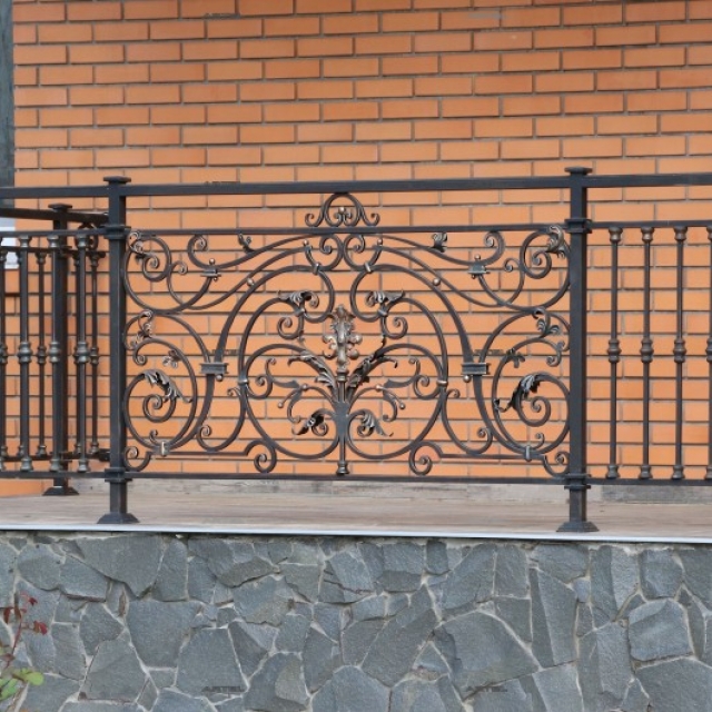Кована огорожа на вході